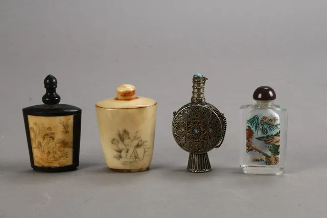 4 pcs. oriental / Chinese snuff bottles / flacons (4)