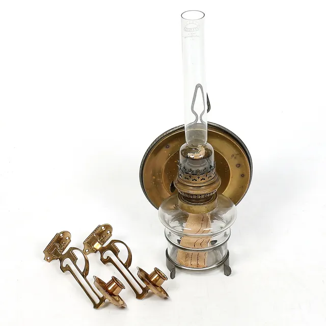 VÄGGFOTOGENLAMPA, och VÄGGLJUSSTAKAR, metall, glas, mässing, 1900-talets början.