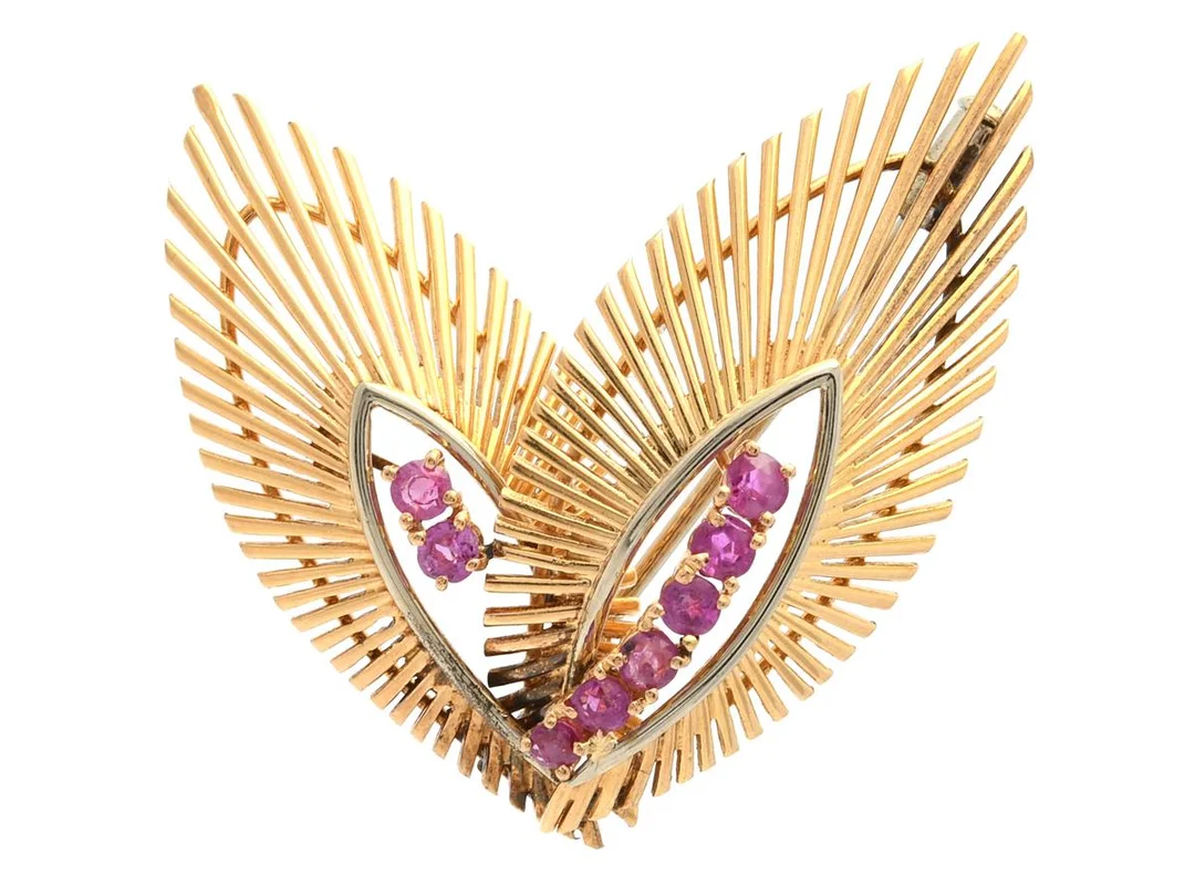 BROSCH, 18K guld, 8 rubiner ca 0,70 ctv, 1950/60-tal 38x42 mm, vikt 10,6 g, några rubiner med nagg. — Smycken/Brosch — Kaplans