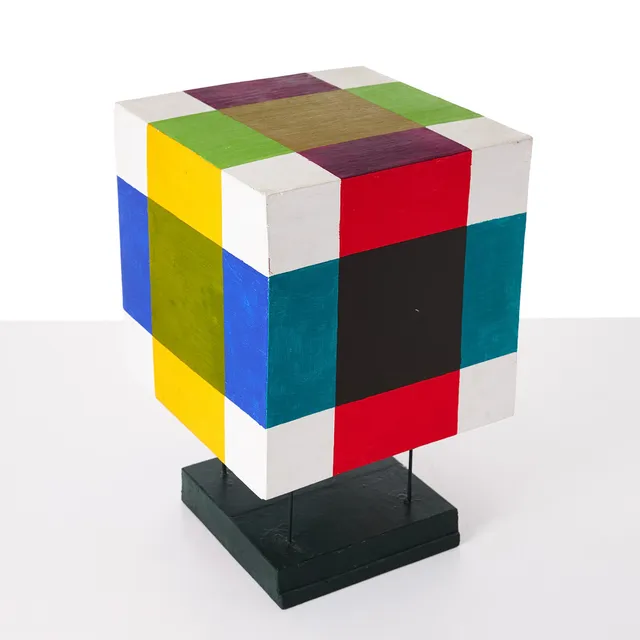 NALLE WERNER. Skulptur, kub, bemålat trä, monterad på sockel och stativ, monogramsignerad.