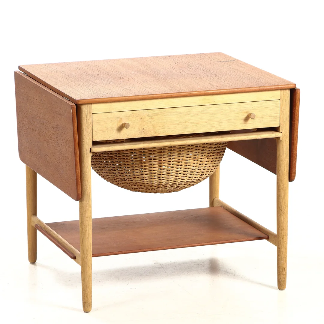 Hans J. Wegner. Sewing table of oak and teak, model AT-33 — Furniture/Other furniture — Lauritz