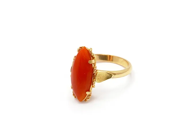 RING, 18K guld, korall, stl 17,25 mm, vikt 6,1 g.