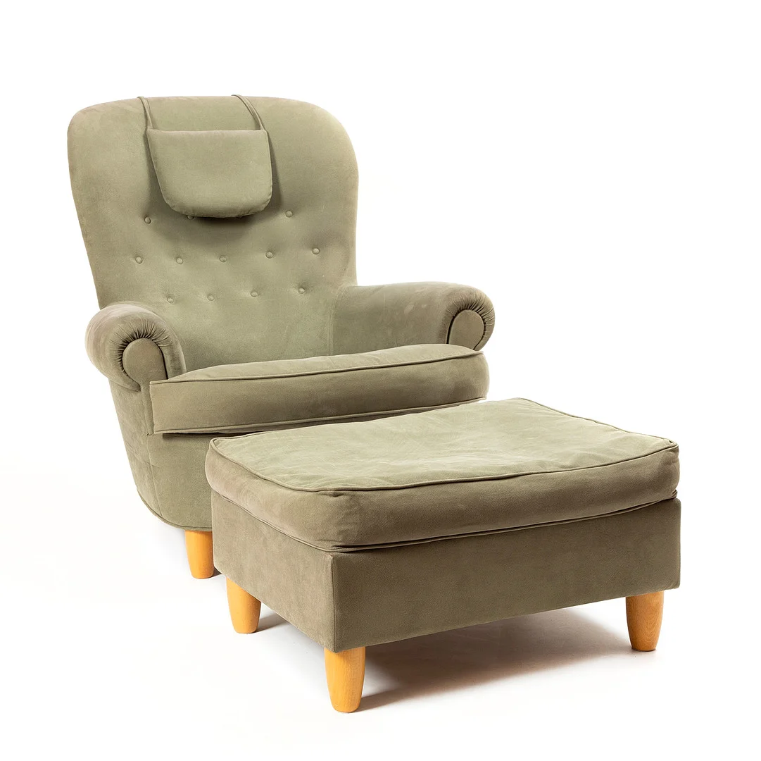CARL MALMSTEN. "Jättepaddan", fåtölj med fotpall, löst stoppad plymå, klädd i alcantara, plakettmärkt " Möbel komponerad av professor Carl Malmsten, AB O.H Sjögren", modellen formgiven 1934. — Armchairs & Chairs — Stockholms Auktionsverk Göteborg