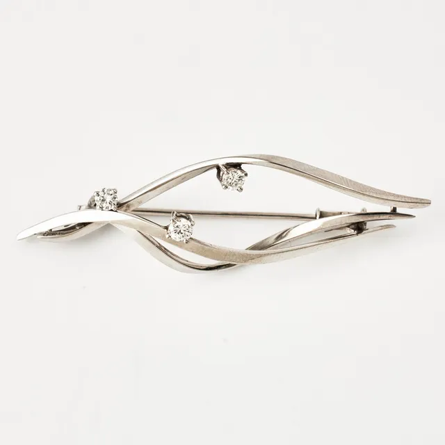 BROSCH, 18 k vitguld, 3 briljanter, ca 0,25 ct, enligt uppgift Peter Rateitschak.