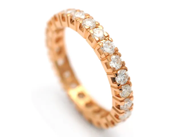 HELALLIANSRING, 18K guld, 24 briljanter ca 1,35 ctv, ca TW/VS, stl 16 mm, vikt 2,7 g.