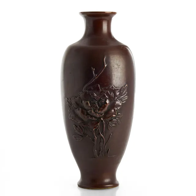 VAS, mörkpatinerad brons, Japan, dekor av blommande pion i hög relief, Meiji (1868-1912).