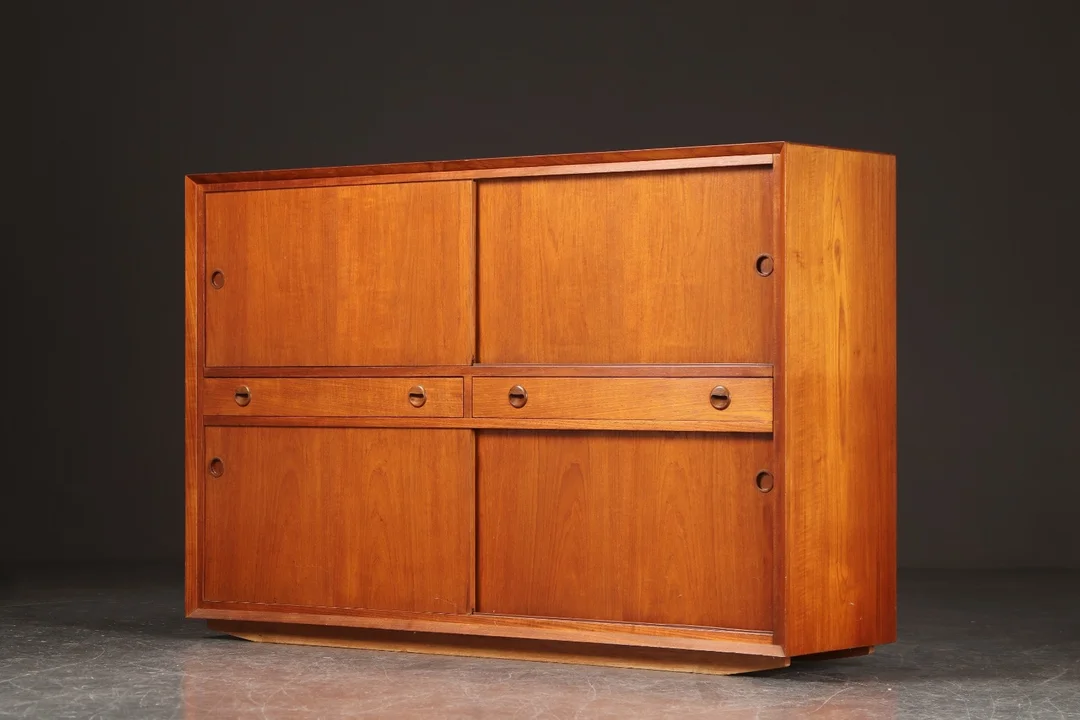 Skænk af teak, 1950-60'erne — Furniture/Cabinets, chests of drawers — Lauritz