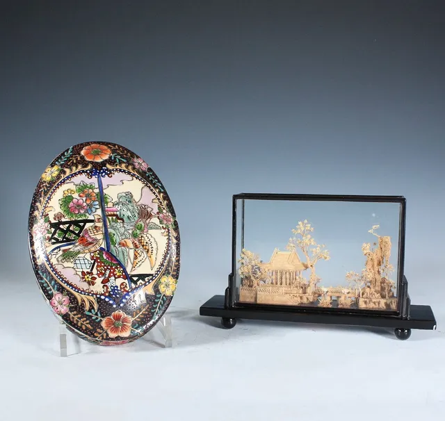 Asiatica, Diorama, Holz geschnitzt, China und Deckeldose, Porzellan.