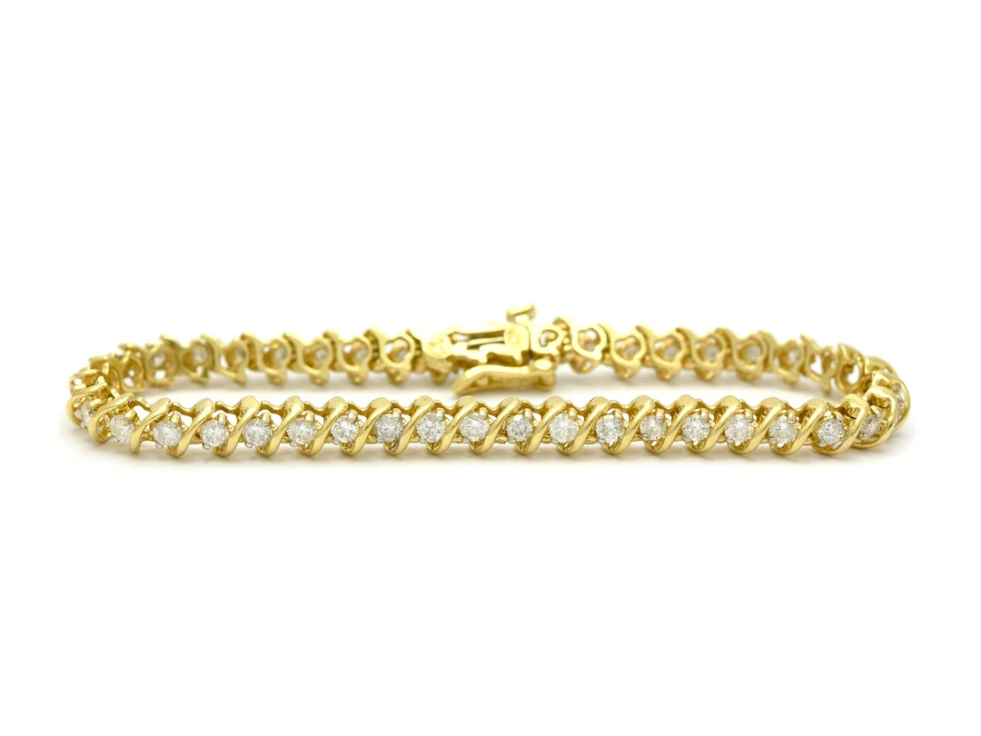 ARMBAND, 18K guld, 43 briljantslipade diamanter ca 2,40 ctv, ca TW-W/ SI-P, längd 17,5 g, vikt 15,6 g, några diamanter med nagg, en diamant med skadad kulett. — Smycken/Armband — Kaplans