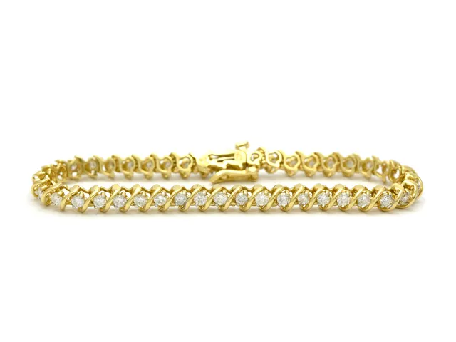 ARMBAND, 18K guld, 43 briljantslipade diamanter ca 2,40 ctv, ca TW-W/ SI-P, längd 17,5 g, vikt 15,6 g, några diamanter med nagg, en diamant med skadad kulett.