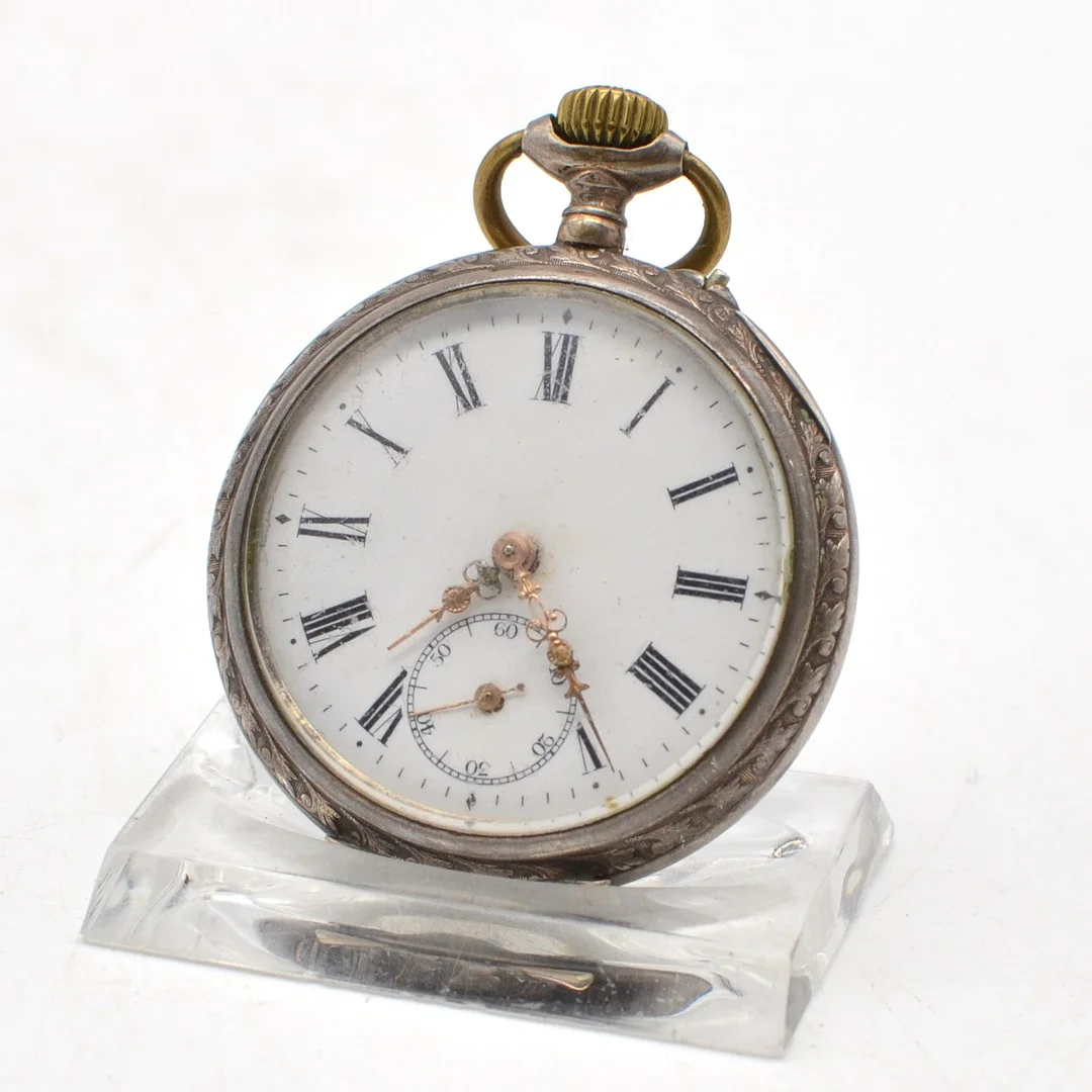 ANTIKE TASCHENUHR, HANDAUFZUG, GRAVIERTES GEHÄUSE AUS 800er SILBER, WAPPENMOTIV, BLUMENRAND, UM 1900. — Pocket & Stop Watches — Kunst- und Auktionshaus Kleinhenz