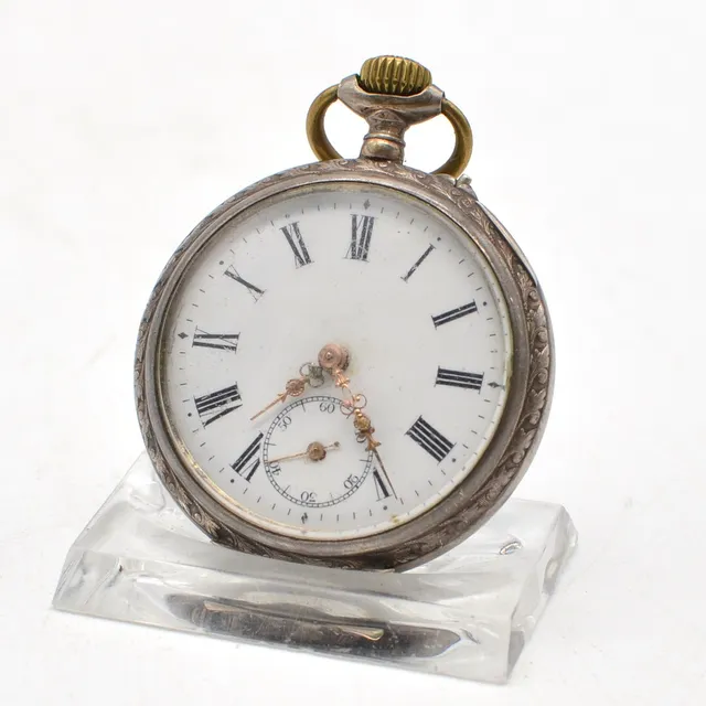 ANTIKE TASCHENUHR, HANDAUFZUG, GRAVIERTES GEHÄUSE AUS 800er SILBER, WAPPENMOTIV, BLUMENRAND, UM 1900.
