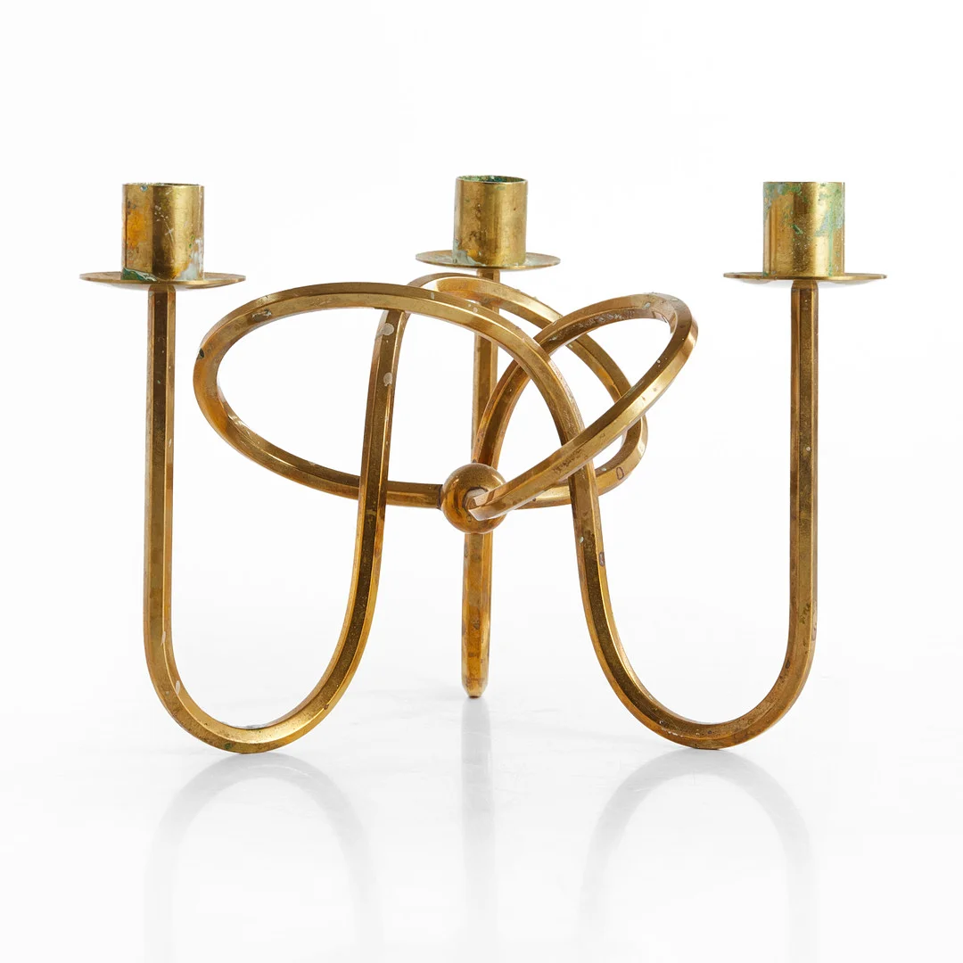JOSEF FRANK. Kandelaber, "Vänskapsknuten", Firma Svenskt Tenn, Stockholm 1900-talets andra hälft, mässing. — Candlesticks — Crafoord Auktioner Stockholm
