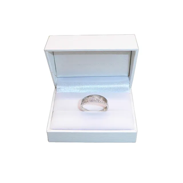DAMENRING AUS 925ER SILBER MIT GESCHWUNGENEM PAVÉ-ZIRKONIABESATZ.