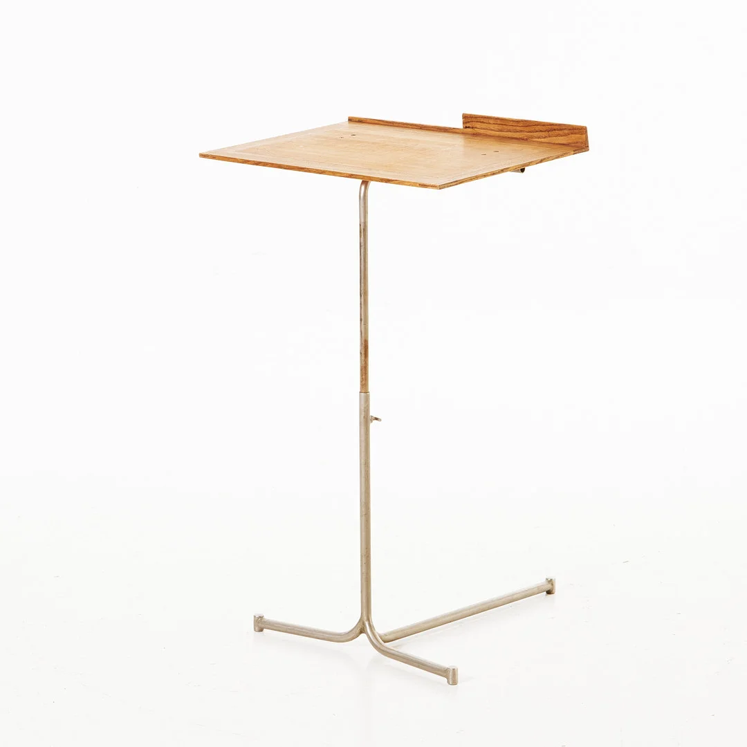 BRUNO MATHSSON. Läsbord, skiva i ek och björk, 1940-tal, Firma Karl Mathsson, Värnamo, etikettmärkt, höj- och sänkbart. — Tables — Stockholms Auktionsverk Magasin 5