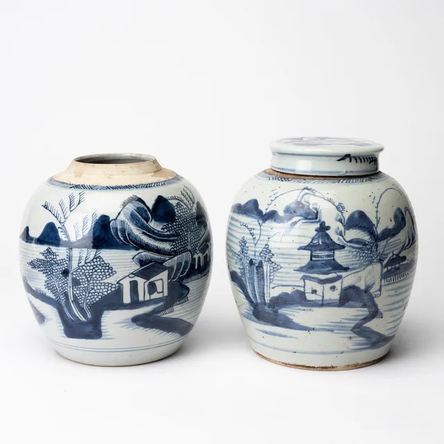 BOJANER varav en med lock, 2 st, porslin, Kina, Qing 1800-tal.