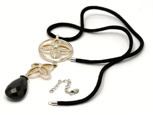 KEDJA/HÄNGE, Thomas Sabo, sterling silver, stenar, tygsnöre, längd 44-46 cm, originalpåse.