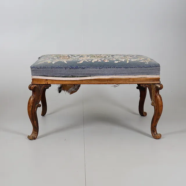 AN EARLY VICTORIAN ROSEWOOD CENTRE STOOL.