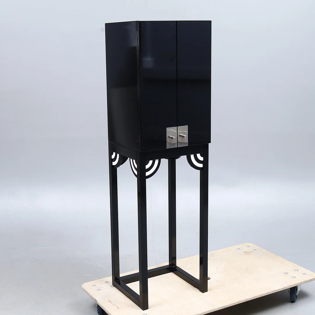 OLLE ANDERSSON. Kabinettskåp, "Little Mama", Formgiven 1981, 10 exemplar. — Cupboards, Cabinets & Shelves — Auktionshuset Kolonn