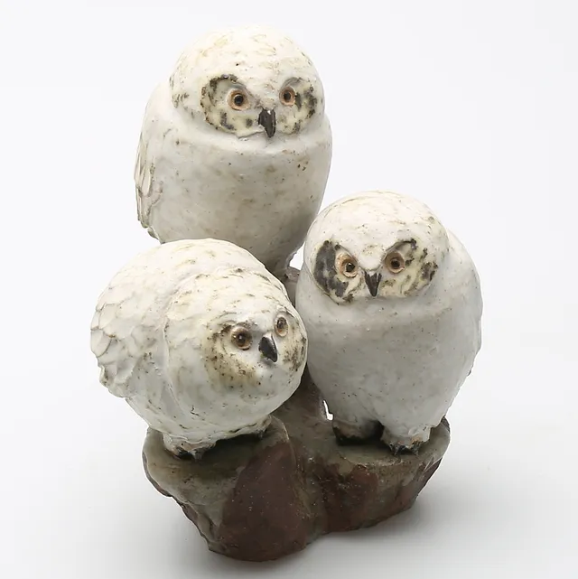 GUNNAR HANSSON. Skulptur, stengods, 3 sittande ugglor, signerad G Hansson.