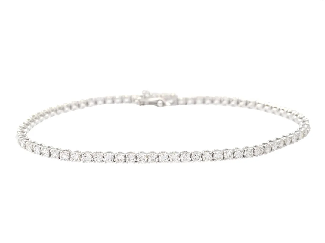 TENNISARMBAND, 18K vitguld, 71 briljantslipade diamanter ca 2,19 ctv, ca W-TCa(H-L)/VS-SI, längd 16,5 cm, vikt 5,8 g. — Smycken/Tennisarmband — Kaplans