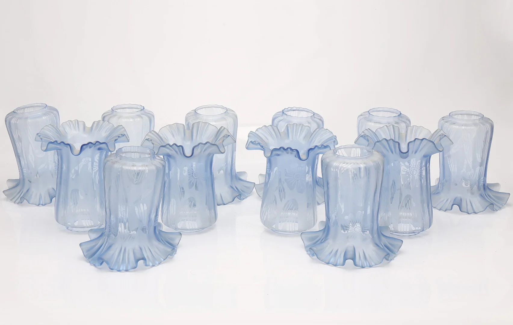 Set of twelve probably French Art Nouveau lampshades in acid etched glass, circa 1900. — Other — Balclis