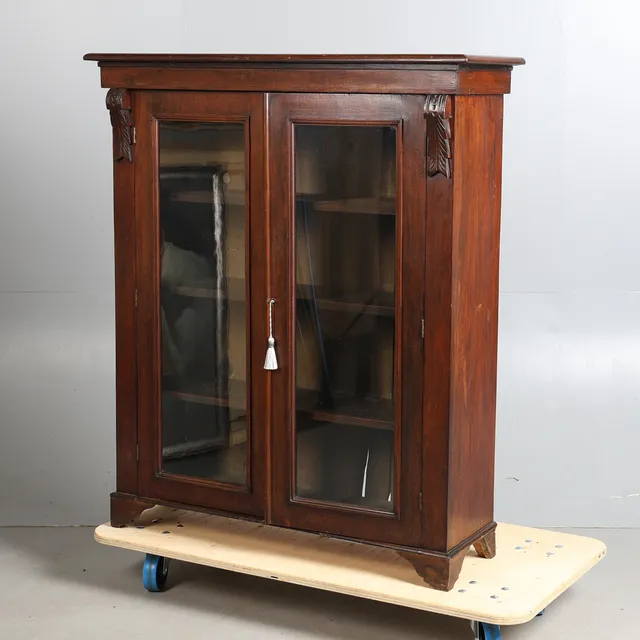 A VICTORIAN MAHOGANY GLAZED DISPLAY CABINET.