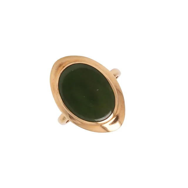 A JADE AND 9CT GOLD RING.