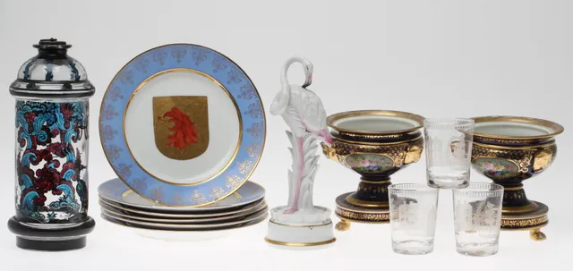 PARTI DIVERSE, 13 delar, glas och porslin.