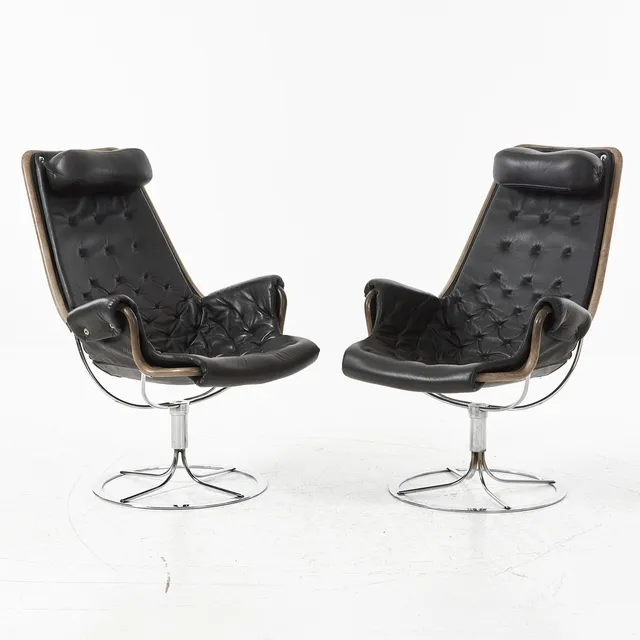BRUNO MATHSSON. Fåtöljer, 1 par, "Jetson", klädsel i svart läder, underrede i kromad metall DUX, etikettmärkta, designår 1969.