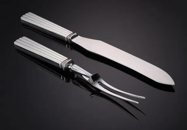 Georg Jensen 'Bernadotte'. Pre-cut set with sterling silver handles (2)