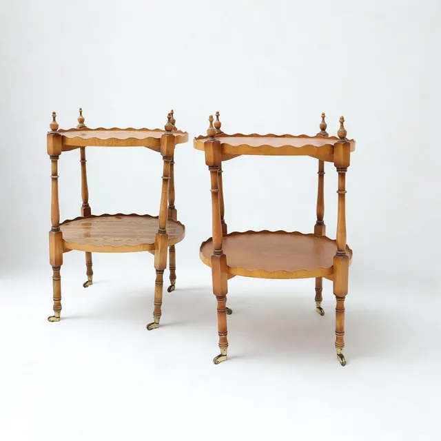 SIDOBORD, ett par, engelsk stil, 1900-talets andra hälft.