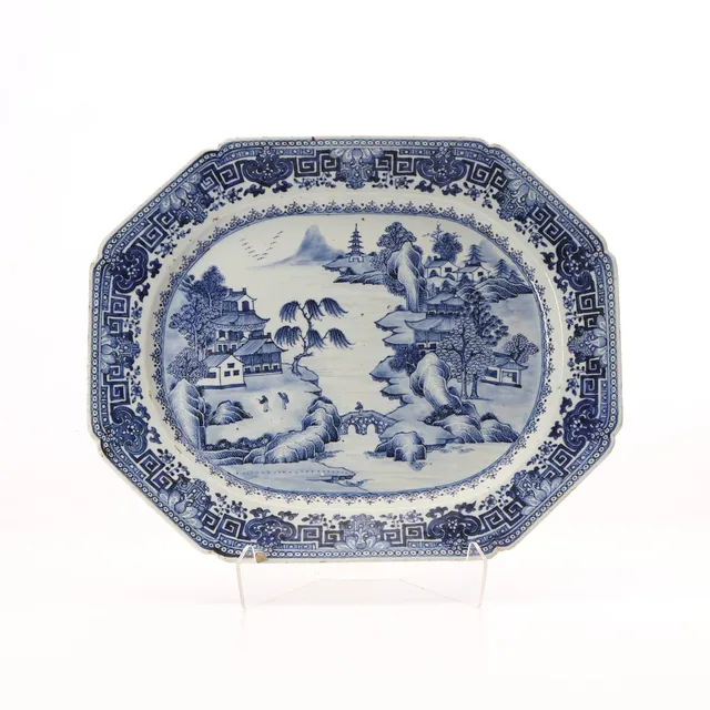 STEKFAT. Porslin med blåvit dekor. Kina, 1700-tal.