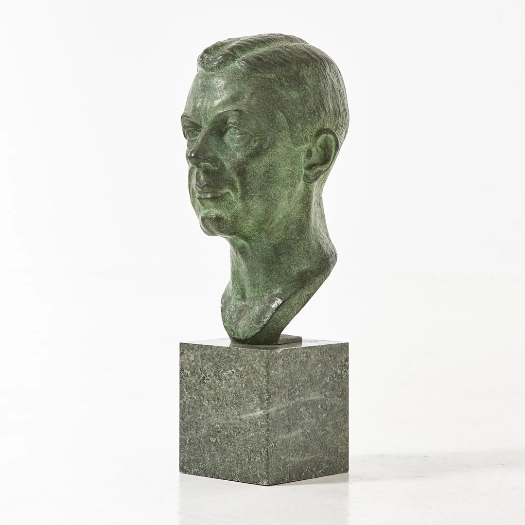 ANDERS JÖNSSON. Skulptur, Gustaf VI Adolf, grönpatinerad brons på stensockel, signerad och daterad 1936 i godset. — Sculptures & Bronzes — Stockholms Auktionsverk Magasin 5