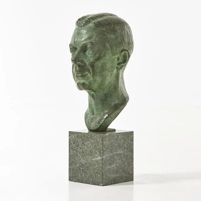 ANDERS JÖNSSON. Skulptur, Gustaf VI Adolf, grönpatinerad brons på stensockel, signerad och daterad 1936 i godset.