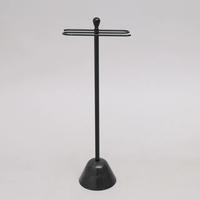 ACHILLE CASTIGLIONI. HANDDUKSSHÅLLARE, SVARTLACKERAD METALL, "SERVIETTO", MOD 36, ZANOTTA, ITALIEN.