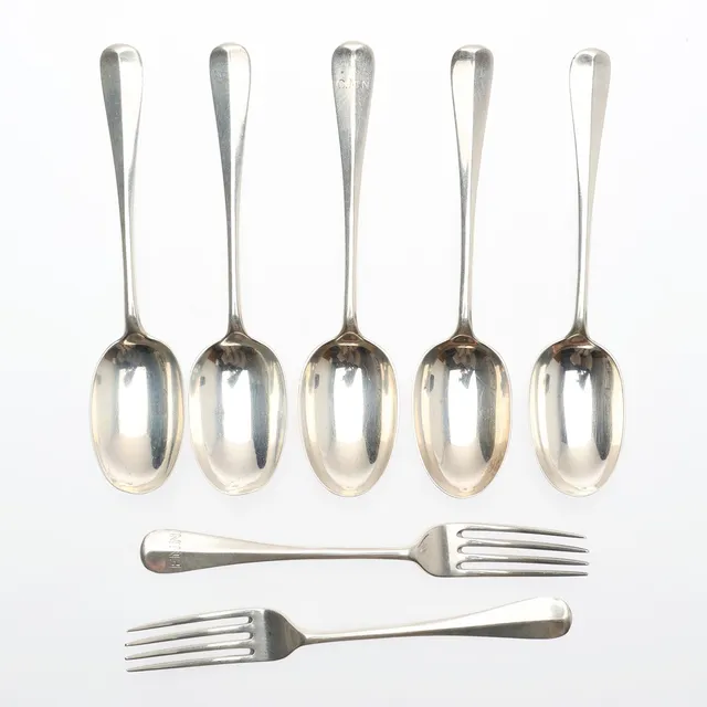 5 GEORGE V SILVER RAT TAIL PATTERN DESSERT SPOONS, AND 2 OLD ENGLISH FORKS. (7).