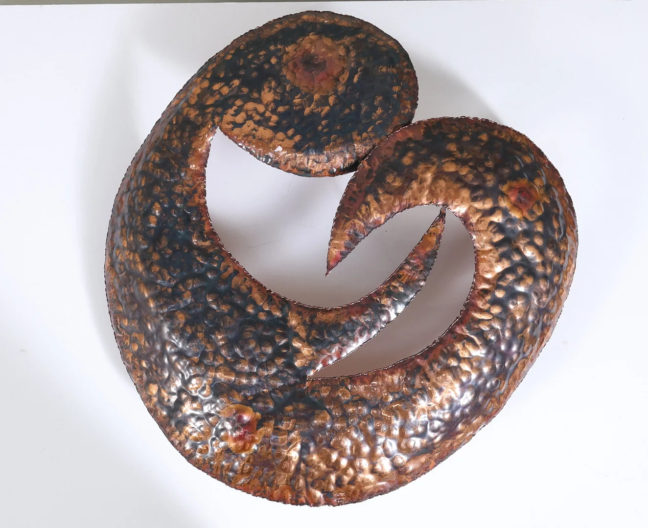 CHRISTER WIDE. Väggskulptur, hamrad & patinerad koppar, unik, signerad, 1970-tal. — Sculptures & Bronzes — Gomér & Andersson Nyköping