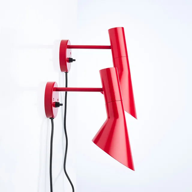 ARNE JACOBSEN. 1 par "AJ", vägglampor, Louis Poulsen, Danmark, 1950/60-tal, rödlackerad metall, märkta, ställbara.