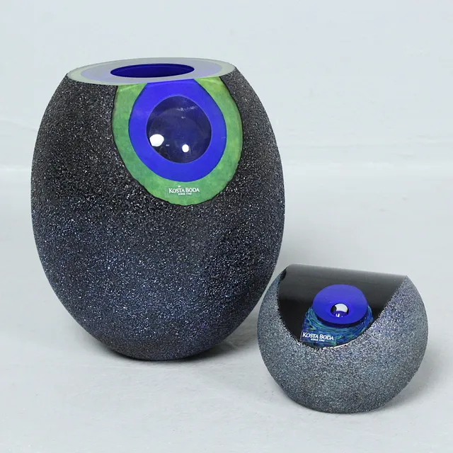 MONICA BACKSTRÖM. für KOSTA BODA. Zwei Kunstglasobjekte 'Moonlanding'.