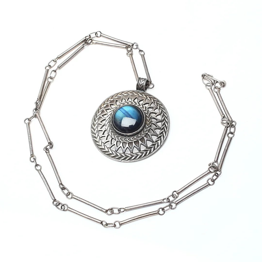HÄNGE, silver med cabuchonslipad labradorit, Kalevala Koru, Helsingfors, 1968. — Brooches & Pendants — Auktionshuset Kolonn