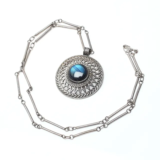 HÄNGE, silver med cabuchonslipad labradorit, Kalevala Koru, Helsingfors, 1968.
