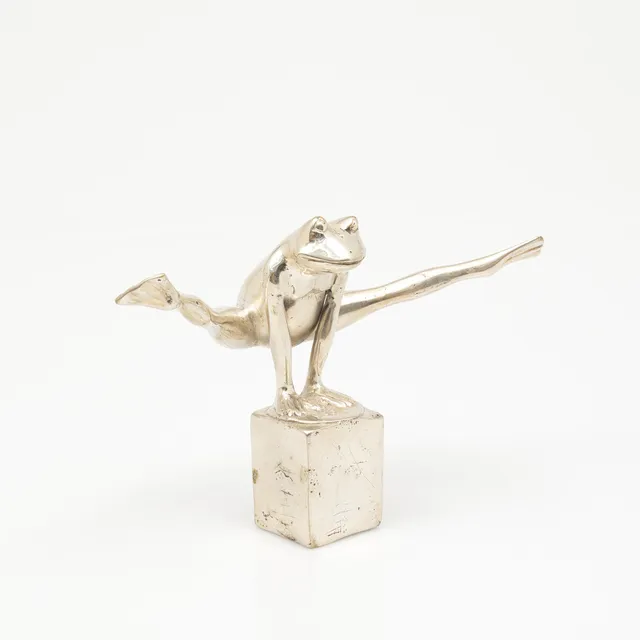 ART PEOPLE GALLERY, SWEDEN. "Look at my legs", silverpatinerad brons, stämplad APG.