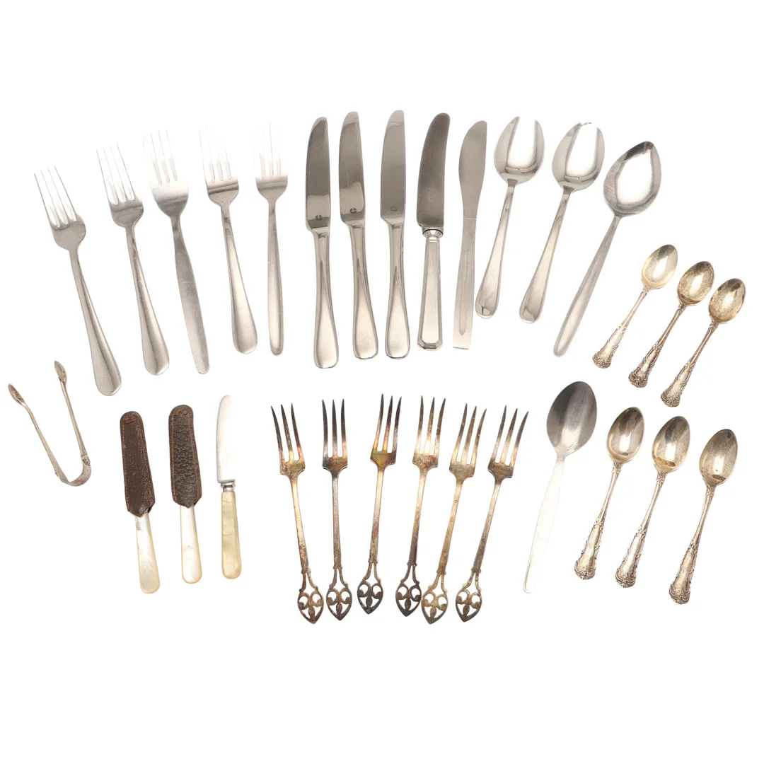 A SET OF SIX EDWARDIAN SILVER TEASPOONS. — Silver — Lawrences Auctioneers