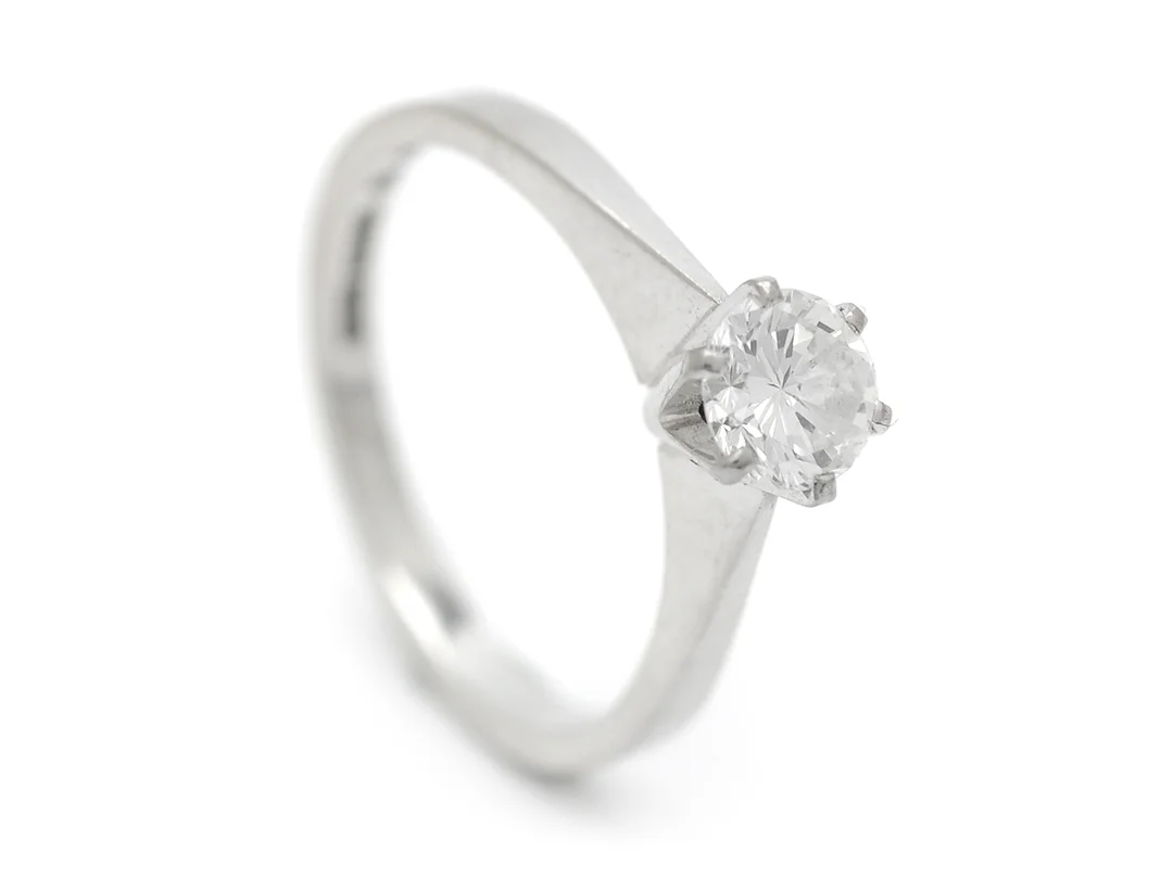 ENSTENSRING, 18K vitguld, briljantslipade diamant 0,59 ct enligt gravyr, ca TW/VS, Ceson 1984, stl 16,75 mm, vikt 3,2 g. — Smycken/Enstensring — Kaplans