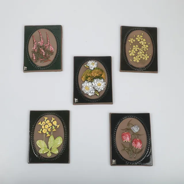 AIMO NIETOSVUORI. Väggreliefer, 25 stycken, landskapsblommor, glaserat lergods, Jie, Gantofta.