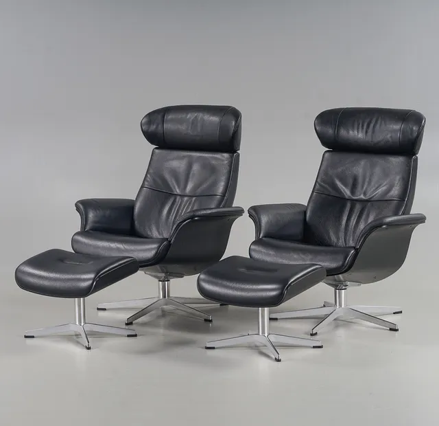 JAHN AAMODT. Fåtöljer 1 par med fotpallar "Timeout" Svart läderklädsel, aluminium, Conform, samtida tillverkning.