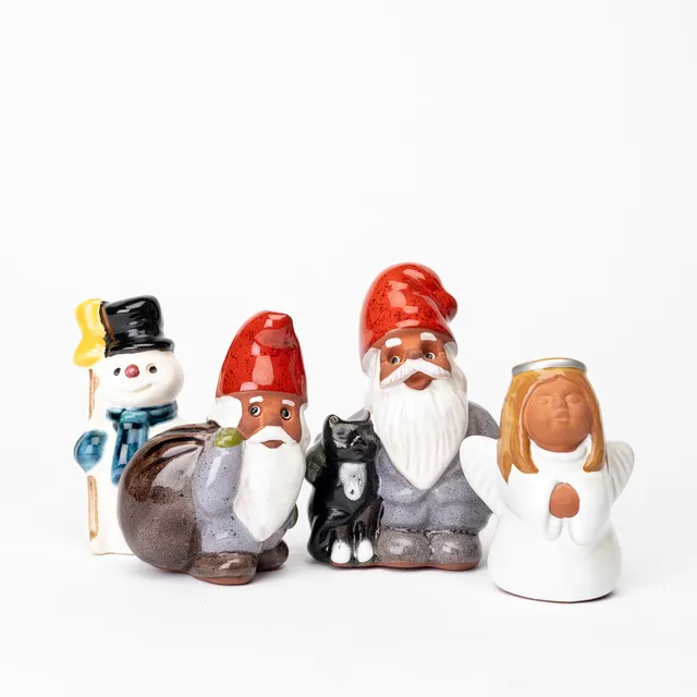 ROLF BERG. Figuriner, 4 st, glaserad keramik och gips Tomtar, 3 st, Snögubbe samt Ängel, några signerade, etikettmärkta, Torshälla.