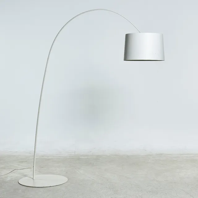 MARC SADLER. "Twiggy", golvlampa, för Foscarini, samtida, stomme i vitlackerat kompositmaterial av glasfiber, polykarbonat samt lackerad metall och aluminium.