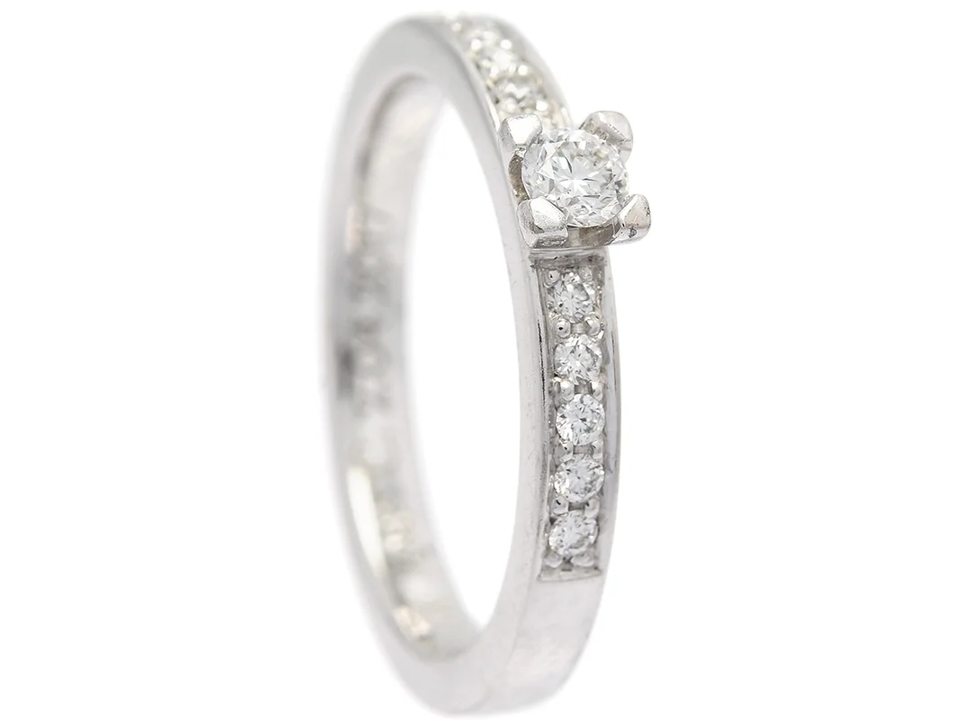 SCHALINS, ring, 18K vitguld, 11 briljantslipade diamanter ca 0,20 ctv, ca W(H)/VS, stl 16 mm, vikt 3,7 g, graverad. — Smycken/Ring — Kaplans